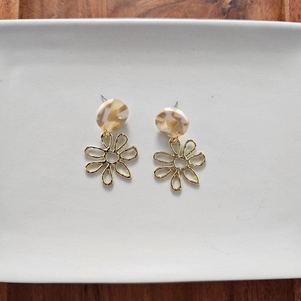 Dainty gold daisy Earrings