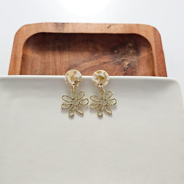 Dainty gold daisy Earrings