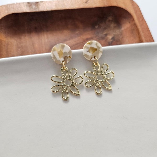 Dainty gold daisy Earrings