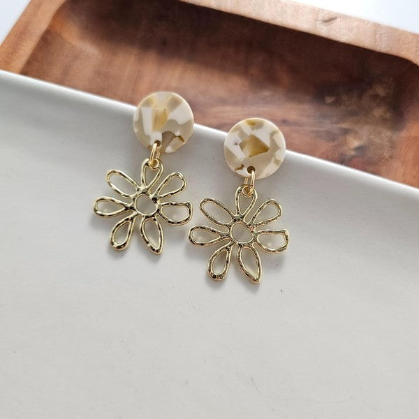 Dainty gold daisy Earrings