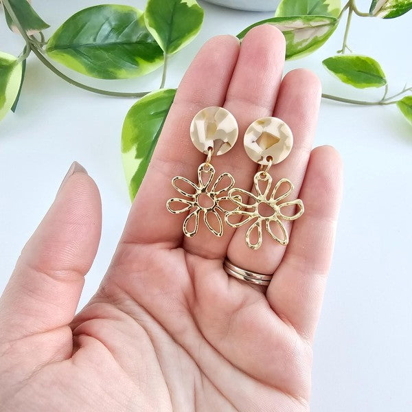 Dainty gold daisy Earrings